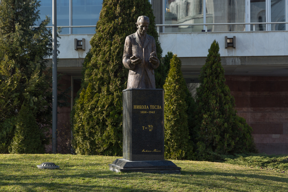 Spomenik Nikoli Tesli.